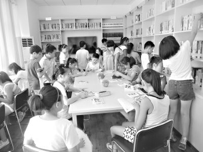 孩子们做完作业后在看书。