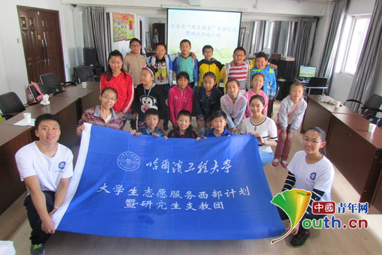 哈尔滨工程大学第六届研究生支教团吉林队成员与参加周末课堂的汪清县留守贫困儿童合影。 哈尔滨工程大学第六届研究生支教团吉林队成员与参加周末课堂的汪清县留守贫困儿童合影。