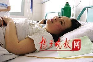 警察夫妇冲课堂打老师 女教师被打大便失禁(图