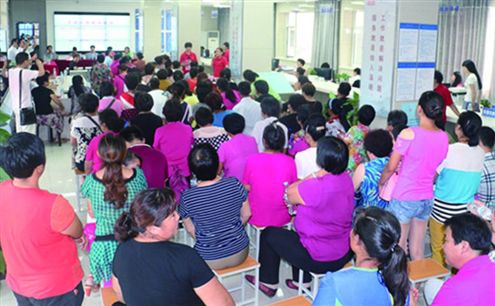 招聘会现场人头攒动