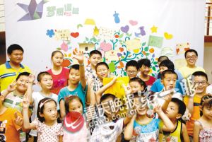 孩子们在梦想树前合影