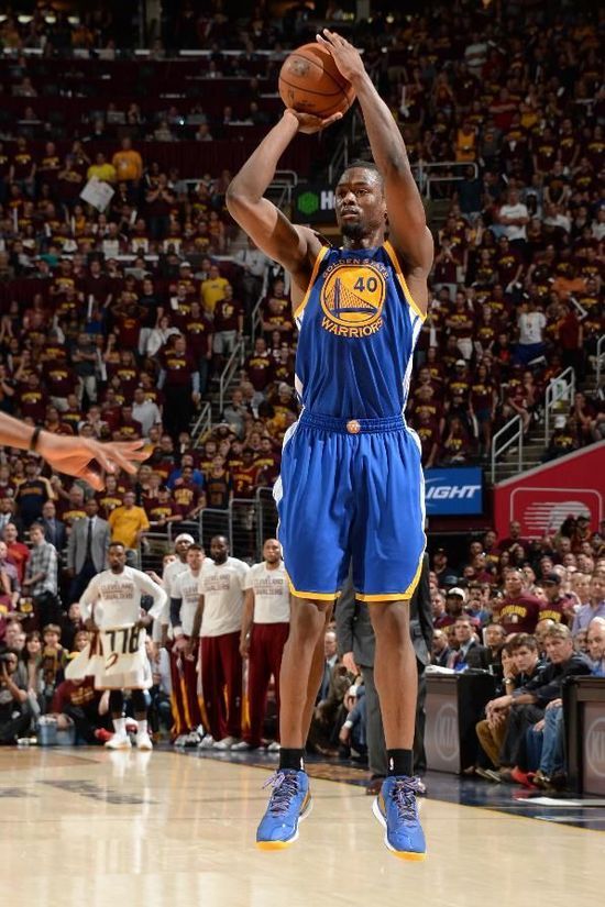 武汉迎接汤神巴恩斯 NBA篮球国度总冠军奖杯驾到