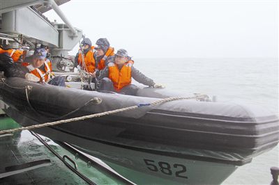 3月初，东海舰队某水警区把主题教育活动融入新年度实战化训练，着力培育“有灵魂、有本事、有血性、有品德”的新一代革命军人。官兵在风疾浪涌雨未歇的情况下，立足实战展开对抗演练，有效锤炼“一不怕苦、二不怕死”的战斗精神。