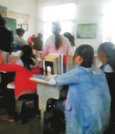 男老师把女学生从后面座位上推到讲台前 (视频截图)