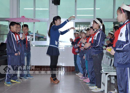 音乐课堂教学多形式互动。广西新闻网通讯员黄秀凤