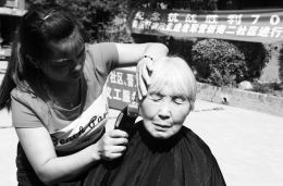 8月26日，太原贝亲好家政公司的月嫂、保姆等打工人员，走进老军营新南二社区，为这里的抗战老兵、支前老人理发、做家务。用这种特殊的方式纪念抗战胜利七十周年。