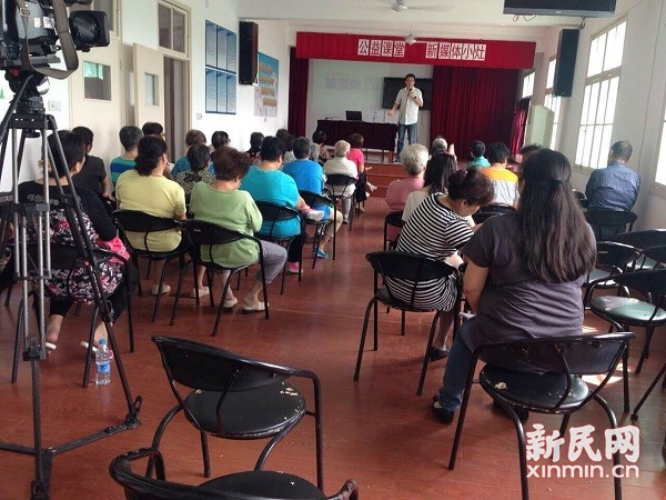 图说:金山石化社区的“百人读报小组”首次变“读报”为读新媒体,上了一节新媒体安全课。新民晚报新民网 宋祖礼 摄
