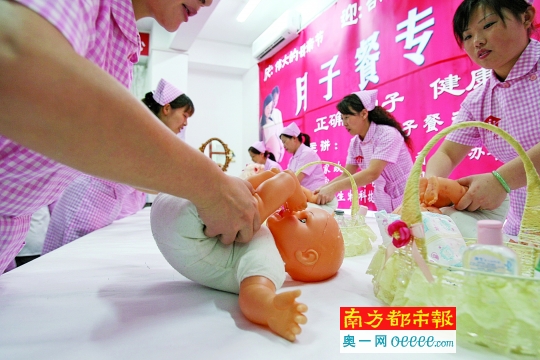 随着月嫂、育婴师等在市场上越来越受欢迎,相应的资格培训市场也随之升温。 南日资料图。