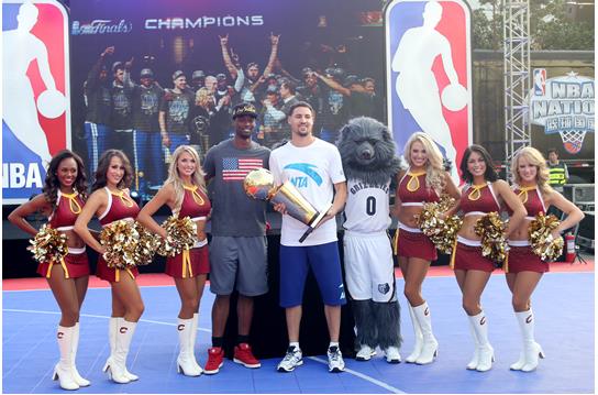 NBA篮球国度降临武汉 揭幕总冠军奖杯引爆现场