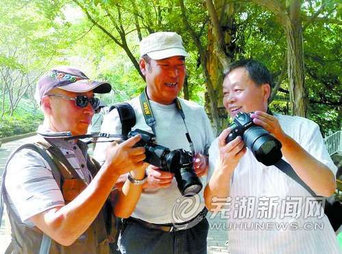 芜湖退休老年摄影族爱用镜头记录炫彩生活