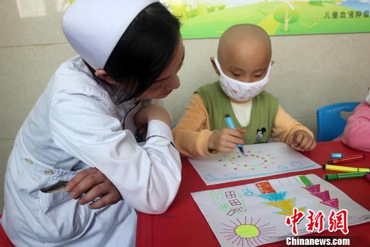 河南一医院设“病房课堂”助患儿身心齐康复