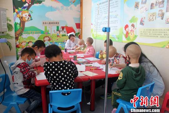 河南一医院设“病房课堂”助患儿身心齐康复