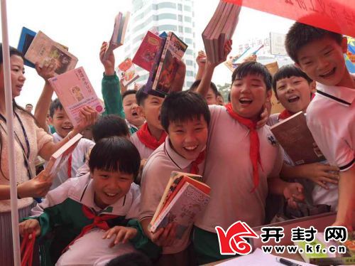 两天来近4000人到场参与为留守儿童捐出万余本图书