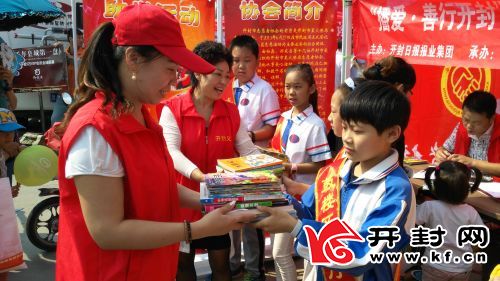 两天来近4000人到场参与为留守儿童捐出万余本图书