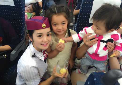 “动妹”张燕拿点心给小旅客