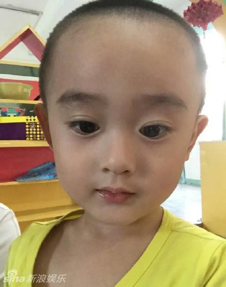 小男孩撞脸赵丽颖
