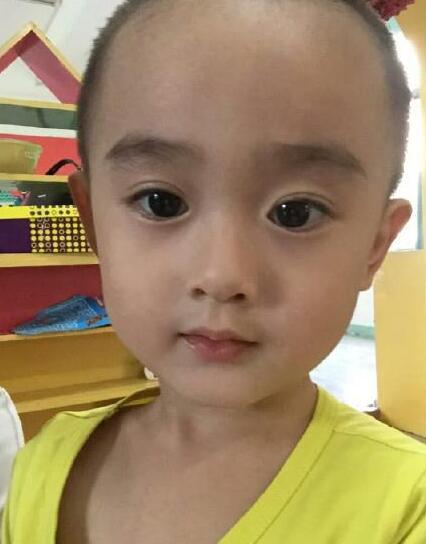 小男孩撞脸赵丽颖