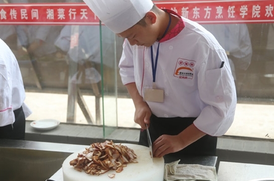 上海望湘园”定向班烹饪实操课堂