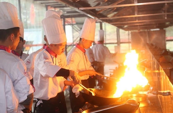 上海望湘园”定向班烹饪实操课堂
