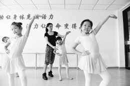 7月10日，小朋友们在合肥市葛大店社区活动中心内学习舞蹈。暑假期间，安徽省合肥市包河区葛大店社区针对辖区内外来务工人员子女多、无人照看的特点，在社区活动中心内组织开设暑期快乐课堂，让孩子们免费参加，开心度暑假。