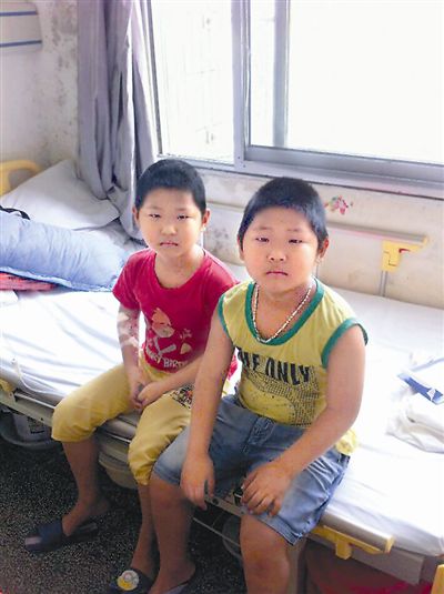 子清陪伴治疗中的哥哥子涛(左一)