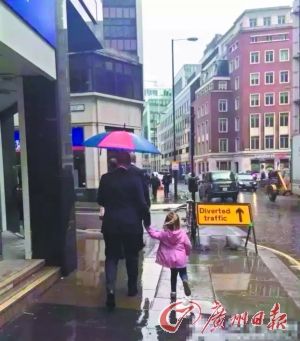 父亲为孩子撑伞引议 专家称要教孩子回馈爱