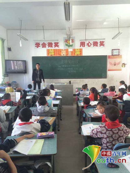 江西财经大学研究生支教团在服务地学校三年级（1）班开展“健康每一天，从爱牙开始”主题班队活动。