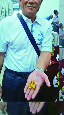 91岁巧手老太太缝制精美小鞋当“家礼”