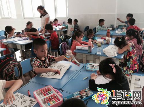 重庆市金山小学:学生“抢”课很积极 烹饪、趣