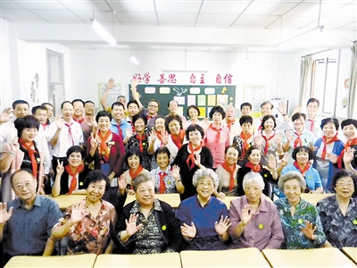 图为师生欢聚一堂。