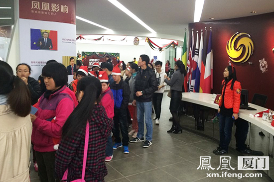 “圣诞老人”与孩子相拥凤凰厦门 法式竖琴课堂