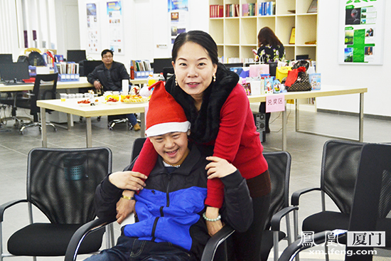 “圣诞老人”与孩子相拥凤凰厦门 法式竖琴课堂