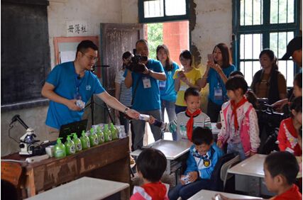 寓教于乐,爱心观察团游戏互动讲述用水健康