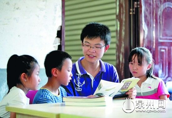 农家书屋里,大学生郑杰鹏耐心地辅导孩子们学习。