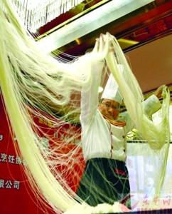 拉面达人:细到能穿针 韧到拖车走(图)