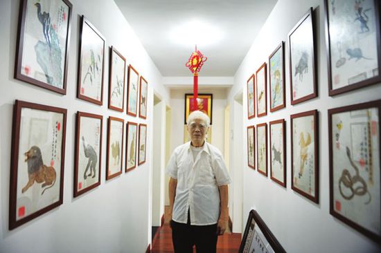腾龙张牙舞爪,猛虎崖边回望,飞鸟精灵可爱,人物栩栩如生……在安徽农业大学退休教授张汉鹄先生的家里,有很多精美绝伦的画作。放在阳光下,这些画的表面还会泛起彩虹般的七彩光芒,原来它们都是用蝴蝶标本制作的。如今,这个起源于一千多年前的古老画种已被评为蜀山区非物质文化遗产,在张老的手里以独特的姿态绽放。