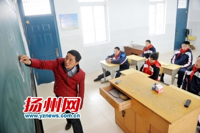 独臂教师单成学在课堂上讲课。 独臂教师单成学在课堂上讲课。