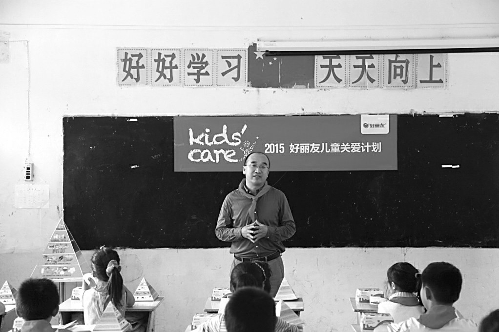 近日，“关爱健康守护梦想”好丽友儿童关爱计划新学期健康课堂分别在山东曲阜、安徽宿州的两所学校中举行。在校园中，好丽友的志愿者代表们不仅通过“关爱儿童健康传递膳食营养知识”的授课让孩子们逐一了解到了食物中的营养成分，更为全校师生精心编制了《营养健康知识手册》赠送给全校师生，希望在以后的日子中老师与同学们更加重视饮食健康和食品安全知识。