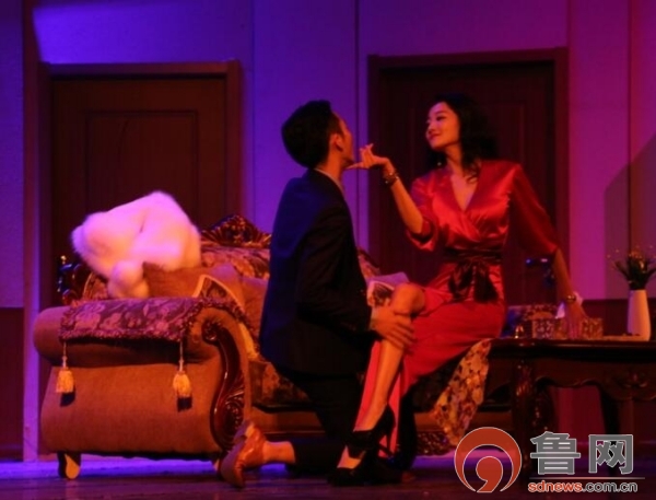百老汇经典笑剧《开心晚宴》都市实验剧场火爆首演 上演婚姻“无间道”