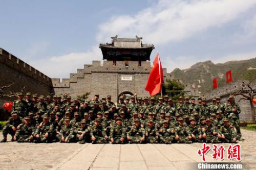 古战场遗址前合个影。　王瑞欣　摄