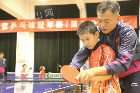 国乒教练组走进八小 秦志戬回母校指导小师弟