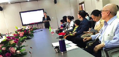 赵玲玲老师为家长介绍学校特色。