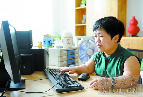 ９月２５日，王朝晖上网学习家政管理方面的知识。（记者 欧阳天 摄）
