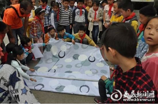 学生在学习制做担架