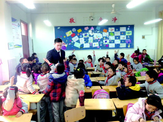 1月23日下午,一堂妙趣横生的航空知识公开课在东方双语小学二年级五班开讲。来自山航飞行部的史少铭机长与67个小朋友共同分享了山航二十年发展史,学习了航空入门知识,展现了航空的无穷魅力。
