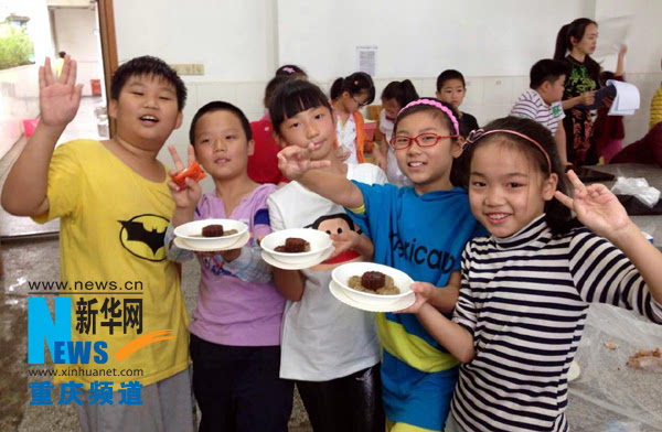 小学生美食课上“秀厨艺” 自制绿豆糕献礼中秋
