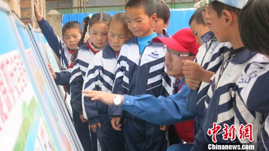 国网青海电力在青海15所小学开展集中捐助活动