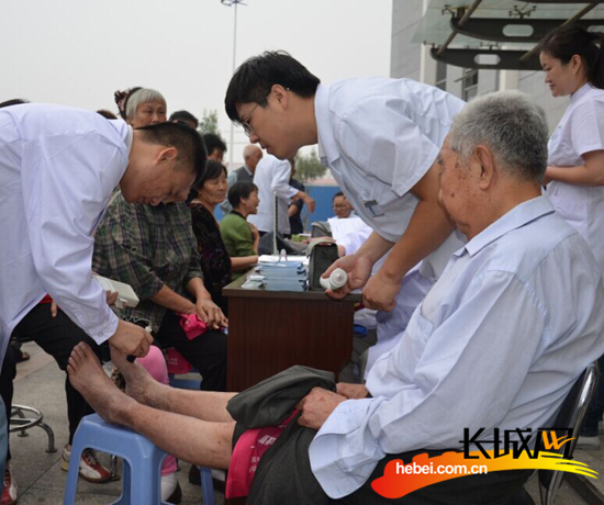 健康专家为社区老人义诊。
