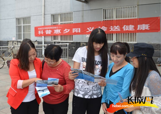 社区科普工作者还向群众发放宣传图册。