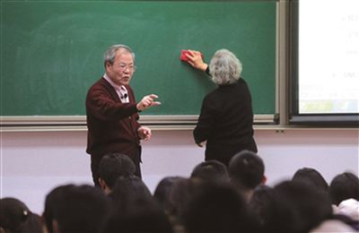 吴乃虎上课,老伴擦黑板。